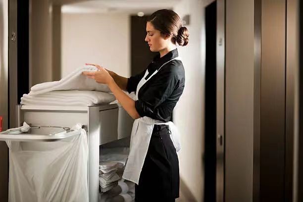 How can textiles use RFID technology to manage washing processes and inventory in batches?