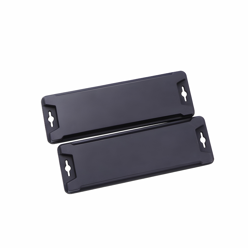 Industrial UHF RFID tag resistant to metal interference