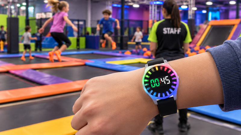 Countdown vibration wristband for time management in a trampoline park